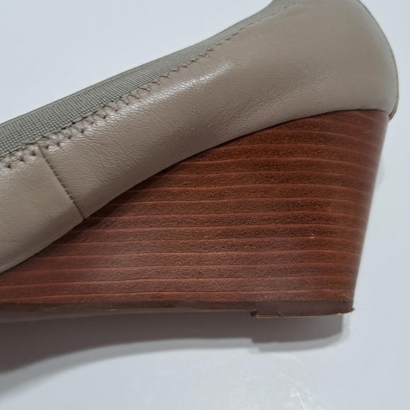 Tory Burch Caroline wedge heel, size 9.5M  Tan - Picture 8 of 16